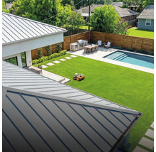 Pohled na zahradu s robotickou sekačkou, bazénem a grilem