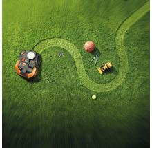 Trávník s robotickou sekačkou, basketbalovým míčem, zahradními nůžkami, hračkou bagru, tenisovým míčkem, klíči a brýlemi