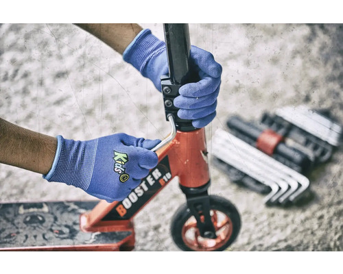 Osoba opravuje koloběžku pomocí nářadí a ochranných rukavic