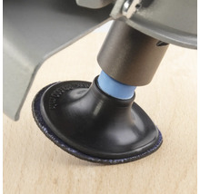 Detail brusného nástroje na dřevěném povrchu