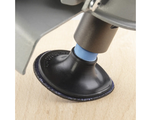 Detail brusného nástroje na dřevěném povrchu