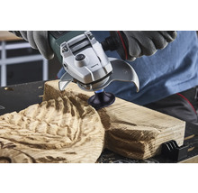 Osoba používá úhlovou brusku k opracování dřeva.