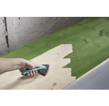 Dřevěná deska natíraná malířským nástrojem.