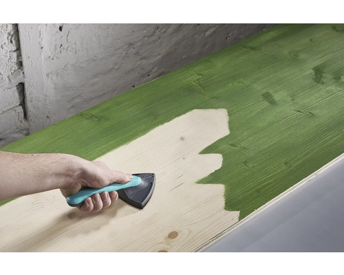 Dřevěná deska natíraná malířským nástrojem.