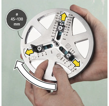 Nástroj pro přesné značení vrtaných otvorů o průměru 45 až 130 milimetrů drží dvě ruce.