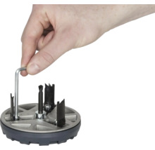 Ruka ovládá děrovací pilu imbusovým klíčem