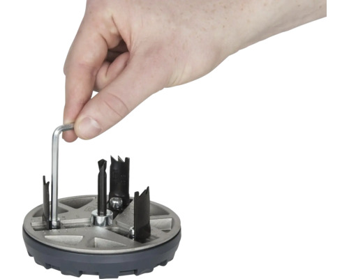 Ruka ovládá děrovací pilu imbusovým klíčem