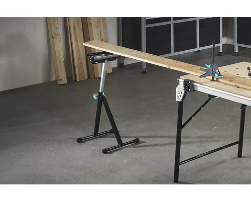 Dílna s pracovním stolem a stojanem na materiál pro zpracování dřeva