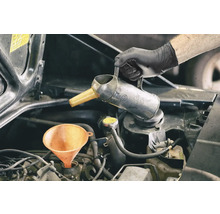 Motorový olej se doplňuje pomocí trychtýře a olejničky