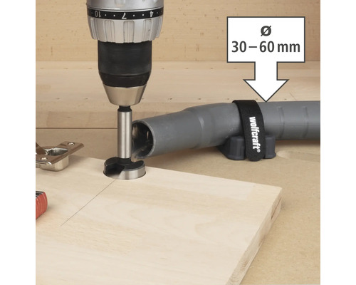 Forstnerův vrták v provozu s odsáváním prachu od společnosti Wolfcraft