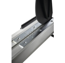 Detail řezačky na obklady s vodicí lištou, kovovými deskami a lámacím mechanismem.