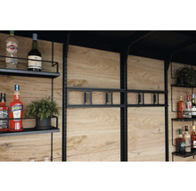 Regál s nápoji a dekorací před dřevěnou stěnou