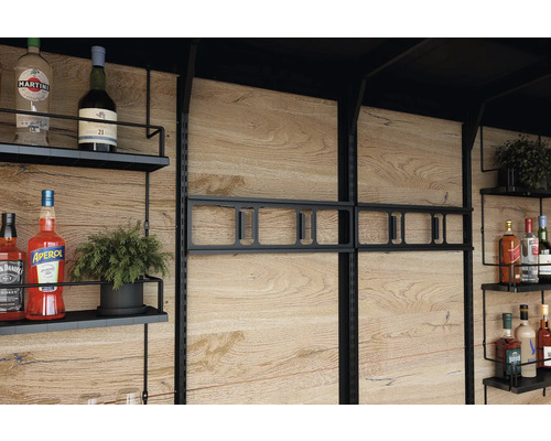 Regál s nápoji a dekorací před dřevěnou stěnou