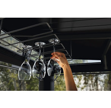 Držák na víno se sklenicemi na víno a ruka pod altánem