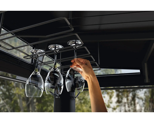 Držák na víno se sklenicemi na víno a ruka pod altánem