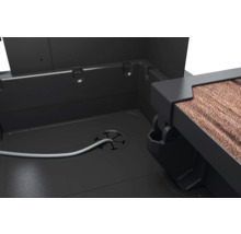 Vnitřek zahradní truhly s průchodkou pro kabel