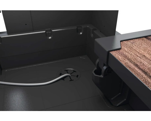 Vnitřek zahradní truhly s průchodkou pro kabel