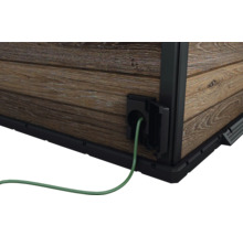 Detail zahradního domku s elektrickou přípojkou a kabelem