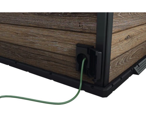 Detail zahradního domku s elektrickou přípojkou a kabelem