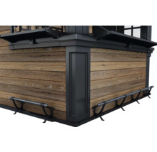 Detail fasády s dřevěným obkladem a okenicemi