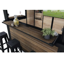 Bar s židlemi, nápoji a televizí pro útulnou atmosféru