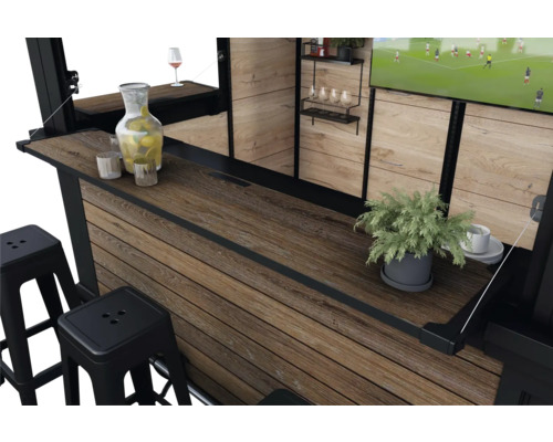 Bar s židlemi, nápoji a televizí pro útulnou atmosféru