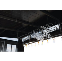 Bar s držákem sklenic a sklenicemi pod stropem