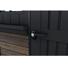 Detail černých dveří zahradního domku s rukojetí