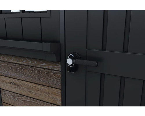 Detail černých dveří zahradního domku s rukojetí