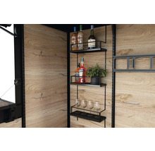 Policový systém s nápoji a sklenicemi na dřevěné stěně