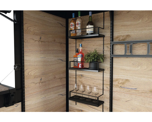 Policový systém s nápoji a sklenicemi na dřevěné stěně