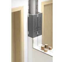 Koupelnová scéna se zakrytým potrubím a zrcadlovou policí