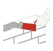 Ilustrace ruky nanášející maltu na cihlovou zeď pomocí lžíce.