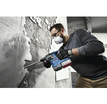 Muž odstraňuje dlaždice pomocí vrtacího kladiva Bosch.