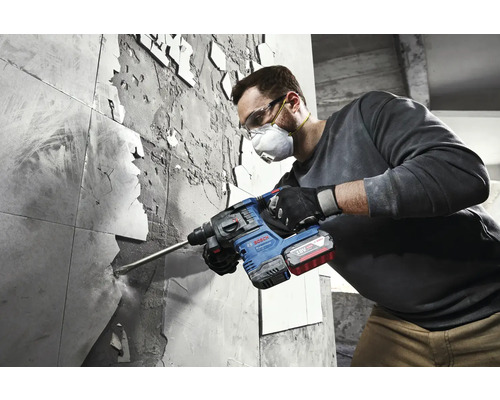 Muž odstraňuje dlaždice pomocí vrtacího kladiva Bosch.