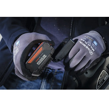 Osoba v pracovních rukavicích drží baterii Bosch 18V