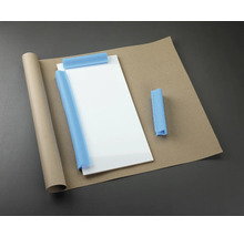 Obalové materiály: skleněná deska, role papíru, vlnitá lepenka a pěnová ochrana.