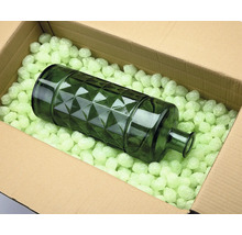 Dekorativní skleněná láhev v kartonu s balicími lupínky