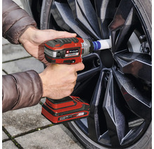 Akumulátorový rázový utahovák při výměně kola u automobilu