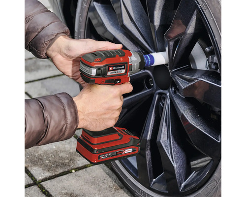 Akumulátorový rázový utahovák při výměně kola u automobilu