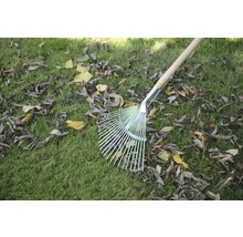 Hrábě na listí s dřevěnou násadou na trávníku s listím