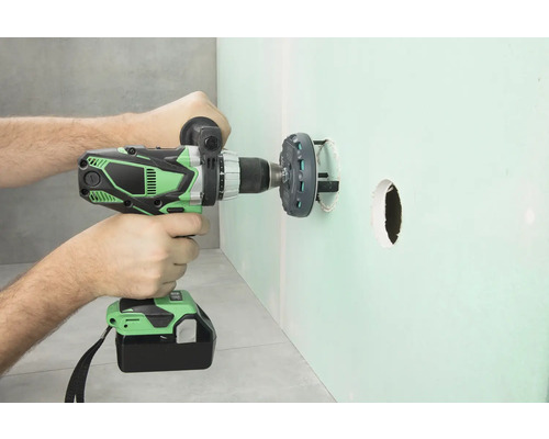 Akumulátorový vrtací šroubovák vrtá otvor do zdi