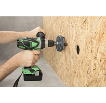 Osoba vrtá otvor do dřevěné desky pomocí akumulátorového vrtacího šroubováku.