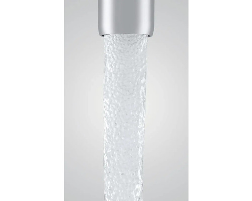 Vodovodní kohoutek s tekoucí vodou