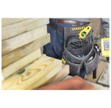 Řemeslník s nářadím a brašnou na nářadí na opasku