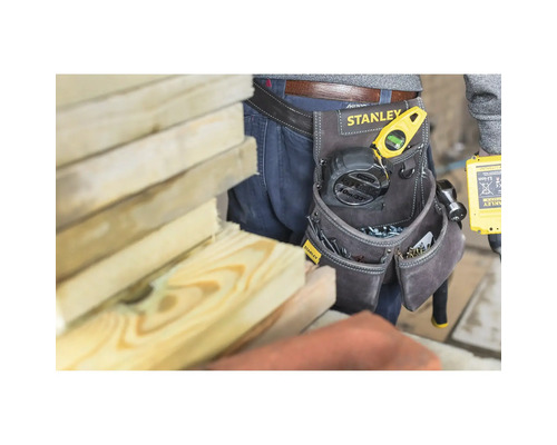 Řemeslník s nářadím a brašnou na nářadí na opasku