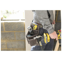 Řemeslník s brašnou na nářadí plnou nářadí a elektrického nářadí