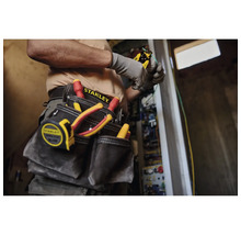 Řemeslník s nářadím a pásem na nářadí Stanley při elektroinstalaci