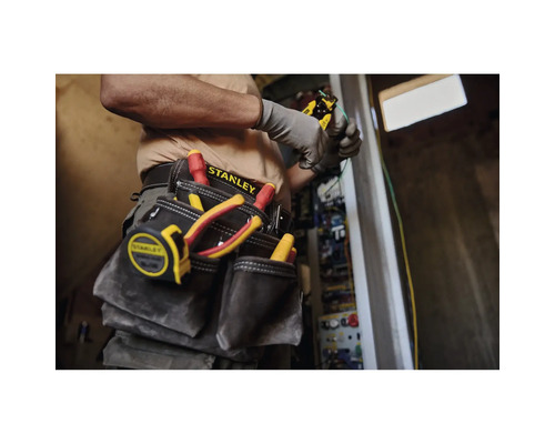 Řemeslník s nářadím a pásem na nářadí Stanley při elektroinstalaci