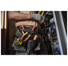 Řemeslník s pouzdrem na nářadí Stanley na opasku při elektroinstalacích